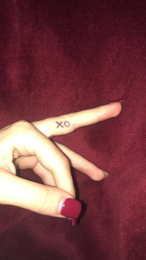 Xo Finger Tattoo, Xoxo Finger Tattoo, Tattoo In Finger, Xoxo Tattoo, Xo Tattoo, Middle Finger Tattoos, Small Foot Tattoos, Stick Tattoo, Stick Poke Tattoo