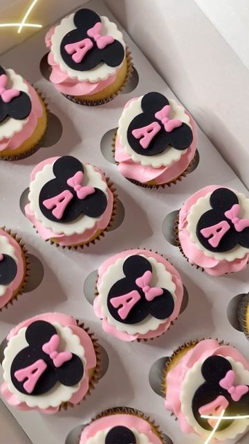 Mini Mouse Cupcakes Ideas Pink, Mini Mouse Cupcakes Ideas, Minnie Mouse Birthday Treats, Minnie Mouse Desserts, Minnie Mouse Treats, Minnie Mouse Cupcake Cake, Minney Mouse, Minnie Mouse Cupcake, Baby Cupcake Toppers