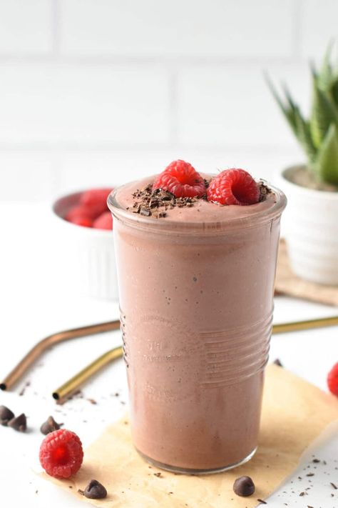 A thick, creamy, and decadent Chocolate Raspberry Smoothie with fudgy chocolate texture and fruity raspberry flavors. Chocolate Raspberry Smoothie, Cottage Cheese Smoothie, Greek Yogurt Smoothie, Breakfast Shake, Chocolate Texture, High Protein Smoothies, Keto Smoothie Recipes, Baking Powder Uses, Peanut Butter Smoothie