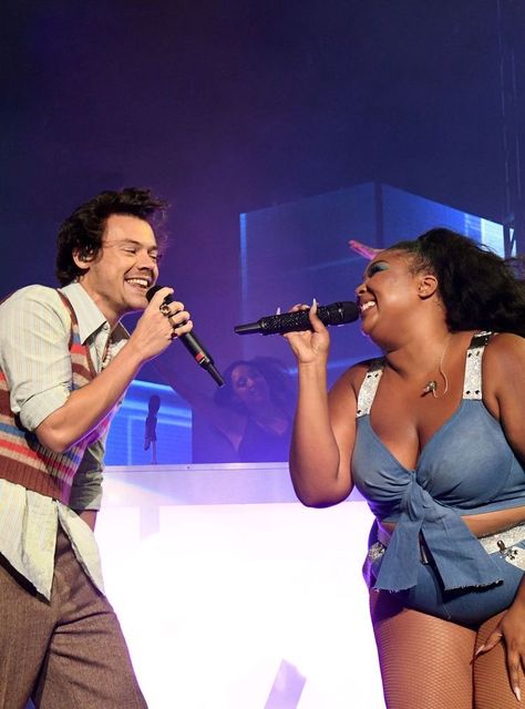 Harry Styles And Lizzo, Lizzo And Harry, Harry Styles Aesthetic, Harry Styles Concert, Concert Aesthetic, Harry Styles Pictures, Superbowl Party, Friendship Goals, Harry Edward Styles