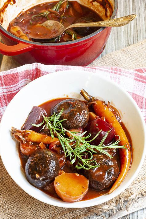 This easy vegan pot roast is a hearty, plant-based take on a classic comfort food. This one-pot dinner is bursting with rich flavors from a medley of roasted vegetables and a savory broth, making it a comforting meal for vegans and non-vegans alike. It is truly the perfect centerpiece for a family dinner or a cozy weekend meal. Portobello Pot Roast, Vegan Pot Roast, Vegan Bean Chili, Portobello Mushroom Caps, Roasted Portobello Mushrooms, Portobello Mushroom Recipes, Full Course Meal, Great Vegan Recipes, Vegan Casserole