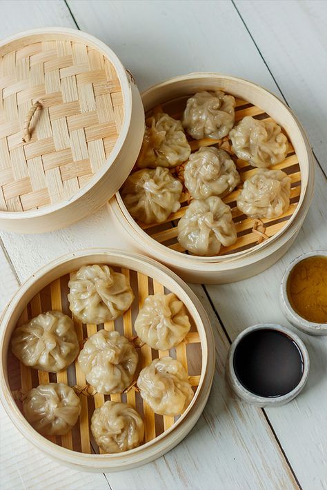 Momos Food, Chicken Momos, Chicken Dumplings Recipe, Dim Sum Recipes, Chicken Dumplings, Steamed Chicken, Chinese Dumplings, Yummy Chicken, Dumplings Recipe