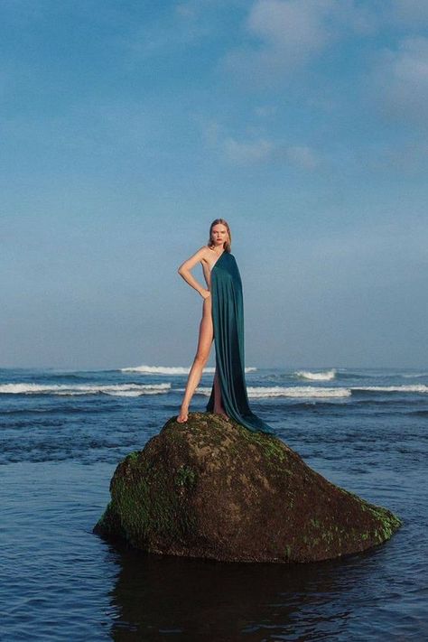 Beach Fashion Shoot, Beach Fashion Editorial, Beach Editorial, Photographie Portrait Inspiration, 사진 촬영 포즈, Cloud Art, Beach Photography Poses, Fashion Photography Inspiration, Photoshoot Concept