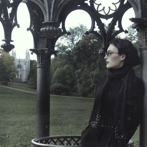 Goth Bookworm Aesthetic, Vampire Librarian, Gothic Librarian, Goth Academia Aesthetic, Gothic Academia Aesthetic, Dark Academia Witch, Dark Academy Aesthetic, Cottage Goth, Goth Academia