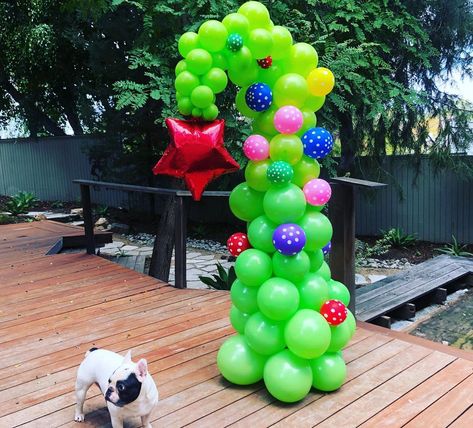 Kara Sharamitaro on Instagram: “Grinch Christmas balloon tree!! Thats not a chew toy! You have no idea where it’s been! 💚💚💚💚💚💚 (Moe staring as Max)💚❤️💚❤️💚❤️💚❤️#grinch…” Grinch Tree Balloons, Grinch Balloon Tree, Grinch Balloons, Christmas Balloon Tree, Grinch Baby, Grinch Tree, Ward Christmas Party, Balloon Tree, Grinch Trees