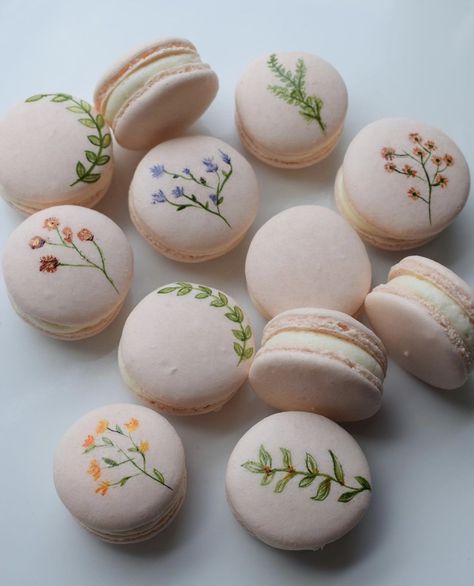 Pretty Macarons Aesthetic, Flower Desserts Aesthetic, Bridgerton Inspired Desserts, Spring Bakery Treats, Edible Flower Desserts, Floral Themed Appetizers, Macarons With Flowers, Wedding Shower Macarons, Baby In Bloom Macarons