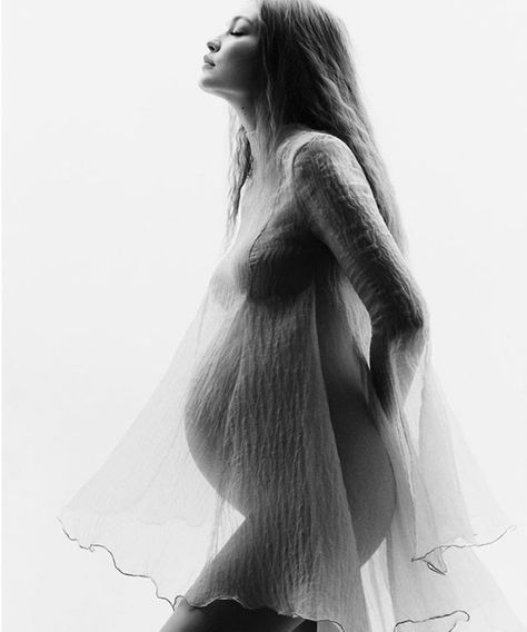 Gigi Hadid Pregnant, Maternity Studio Photoshoot, Maternity Photography Studio, Maternity Photography Poses Pregnancy Pics, Maternity Photoshoot Outfits, Maternity Studio, Maternity Photoshoot Poses, Maternity Photography Poses, Maternity Poses