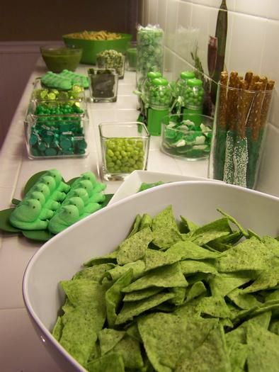 green food buffet for st. patrick's day St Pattys Party, Fashion Printables, Green Snacks, Hulk Birthday, St Patricks Day Food, Birthday Breakfast, Bar Poster, Color Party, St Patrick's Day Decorations