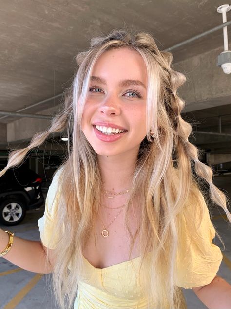 Cute Bubble Braid Ideas, Bubble Braids And Curled Hair, Bubble Braids With Crimped Hair, Crimped Bubble Braid, Curled Hair Bubble Braids, Straight Hairstyles With Bubble Braids, Wavy Hair Bubble Braids, Bubble Braid Blonde, Curled Hair With Bubble Braid On Side