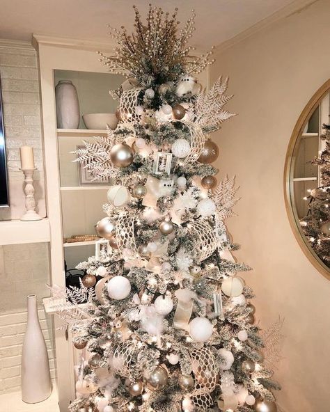 This Winter Wonderland White and Gold Christmas Tree will make a gorgeous addition to your annual holiday tradition.   Dress up your Christmas tree with an elegant and eye-catching tree topper, a wide variety of ball ornaments to make for a very full tree, adorable forest friends, decorative white fern picks and pinecone to add dimension, and flocked wired ribbon that adds texture and gives the tree a snow-covered look. Ornaments are hooked and ready to go. Each piece is organized in a way that Champagne Christmas Tree, White And Gold Christmas, Green Christmas Tree Decorations, Christmas Tree Kit, Frosted Tree, Christmas Tree Decorating Themes, Flocked Trees, Ribbon Ornaments, Ornaments Tree