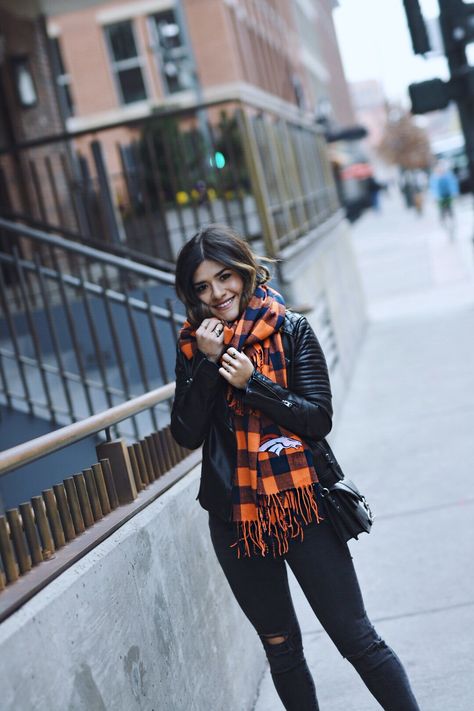 Fall Blanket Scarf Outfit, Broncos Game Day Outfit, Nfl Game Day Outfit, Outfit Ideas Leather Jacket, Scarf With Jeans, Fall Football Outfit, Leather Jacket Outfit Fall, Scarf Outfit Fall, Blanket Scarf Outfit