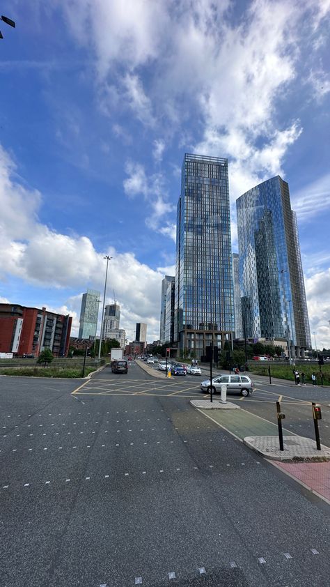 A beautiful view from the bus of thriving Manchester City Centre, England England Manchester, Manchester Street, Form Outfits, 6th Form, Sisters Photoshoot Poses, Manchester City Centre, Sisters Photoshoot, Uni Room, Manchester England