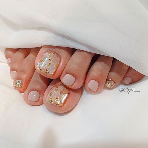 Gold Flake Pedicure, Pedicure With Gold Line, Pedicure Beach Toenails, Marble Toenails, Pedicure Ideas Gold, Gold Nails And Toes, Beige Pedicure, White And Gold Pedicure, Pretty Toe Nail Colors