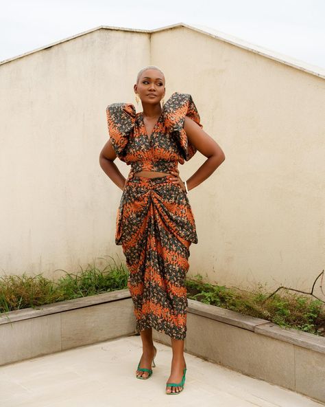 THE CITRUS SET She is a striking two-piece ensemble – where sophistication meets boldness. The top showcases dramatic puffed sleeves and a cinched lower part, while the high-waisted skirt boasts dynamic gathers at the front. ________________________ Outfits - @bloombyedzi Photo- @nueshot MUA - @Emeystouch @faceluxegh Jewelry - @shopkhoi _______________________ #bloombyedzi #madeinghana #rtw #summer #summeroutfits #summervibes #summercollection #summerdress #hotgirlsummer #summeressentia... Kitenge, African Design Dresses, African Design, Puffed Sleeves, African Print, Traditional Outfits, Summer Girls, African Fashion, Unique Fashion