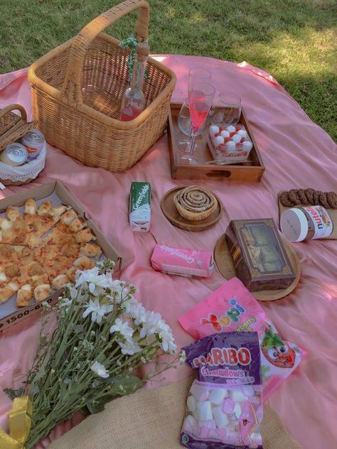 Spring Bday Party Ideas, Spring Birthday Picnic, Picnic Theme Ideas, Fun Picnic Ideas, Picnic Date Food, Picnic Photo Shoot, Picnic Birthday Party, Beach Picnics, Birthday Picnic