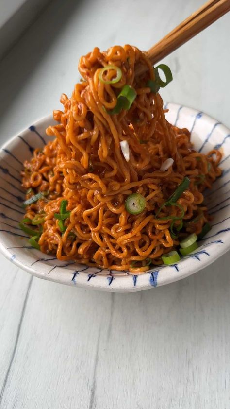 10 Minute Gochujang Noodles | Carole Food Gochujang Tahini Noodles, Gojuchang Noodles, Gochujang Noodles, Chilli Garlic Noodles, Asian Pasta, Garlic Noodles Recipe, Asian Noodle Recipes, Garlic Noodles, Buttered Noodles