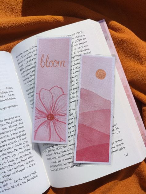 Marque-page peint à la main 5 × 14 cm Ce marque-page est unique en son genre, peint à la main et plastifié pour une meilleure utilisation. Ils feront un excellent cadeau pour tout amateur de livres ou pour vous-même. Bookmark Ideas Flowers, Bookmarks Ideas Creative, Bookmark Design Art, Bookmark Ideas Creative, Book Mark Designs, Easy Bookmark Ideas, Bookmarker Ideas, Cute Bookmark Ideas, Book Marks Design Ideas