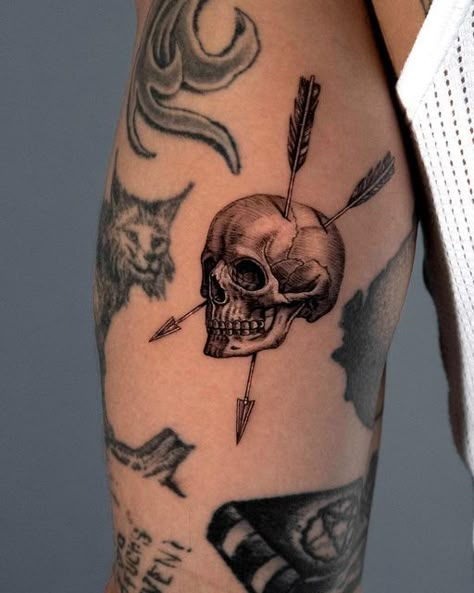 Skull With Arrow Tattoo, Skull Arrow Tattoo, Skull And Arrow Tattoo, Skull Tattoos Men, Le Tattoo, Tattoo Transfer Paper, Nerdy Tattoos, Arrow Tattoo Design, Tattoo Man