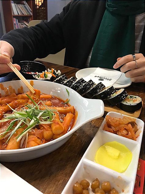 Korean Night Life Aesthetic, Gimbap Aesthetics, Tobokki Korean, Gimbap Korean Aesthetic, Teokkboki Aesthetic, Korean Cooking Aesthetic, Korean Culture Aesthetic, Tteokbokki Aesthetic, Kimchi Bokkeumbap