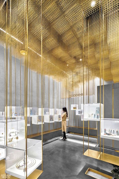 Jewelry Store Displays, Jewelry Store Interior, Jewelry Store Design, Visual Merchandising Displays, Store Interiors, Showroom Design, Education Architecture, Retail Store Design, Gold Interior