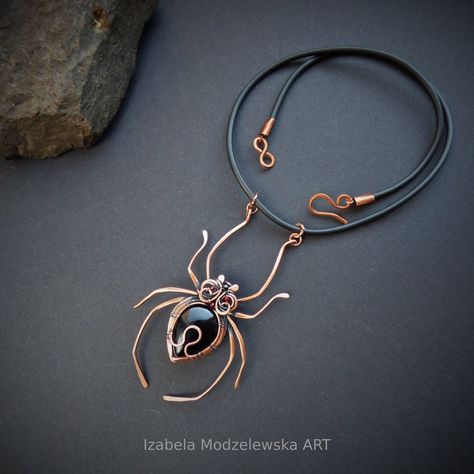 Wire Wrapped Spider, Wire Spider, Wire Animals, Spider Pendant, Design Inspiration Board, Wire Wrap Jewelry Designs, Art And Craft Ideas, Spider Webs, Games Of Thrones