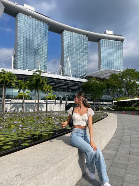 Singapore Travel Outfit Summer, Basic Poses For Instagram, Outfit Ideas Singapore, City Travel Outfit Summer, Singapore Outfit Aesthetic, Casual Outfits Singapore, Singapore Trip Outfit Ideas, Singapore Trip Outfit, Vacation Outfits Singapore