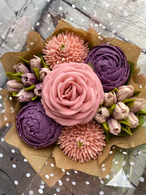 Cupcake Baskets Ideas, Purple Flower Cupcake Bouquet, Cupcake Bouquet Packaging, Mothers Day Cupcake Bouquet, Flower Cupcakes Bouquet, Flower Bouquet Cupcakes, Cupcake Floral, Cupcakes Bouquet, Bouquet Cupcakes