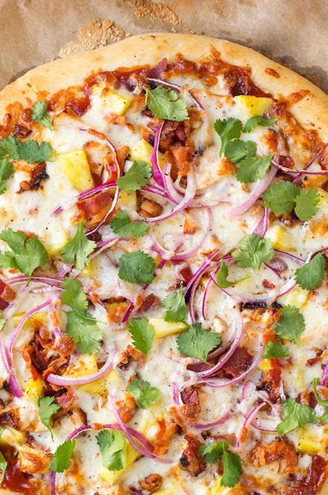 Hawaiian Bbq Chicken, Bbq Chicken Pizza Recipe, Creative Pizza, Chicken Pizza Recipes, Pizza Stromboli, Hawaiian Bbq, Calzone Pizza, Pizza Calzones, Pizza Flatbread