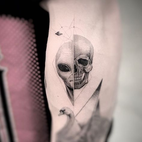 Beautiful Spine Tattoos, Alien Ideas, E.t Tattoo, Colour Tattoo For Women, Art Inspired Tattoos, Spine Tattoo Ideas, Pop Art Tattoos, Astronaut Tattoo, Colour Tattoo