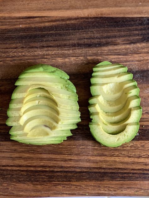 How I Slice My Avocados: Two Ways Sliced Avocado, Avocado Slices, Christmas Breakfast, Avocado Toast, Avocado, Blog Posts, Fruit, Ethnic Recipes, Christmas