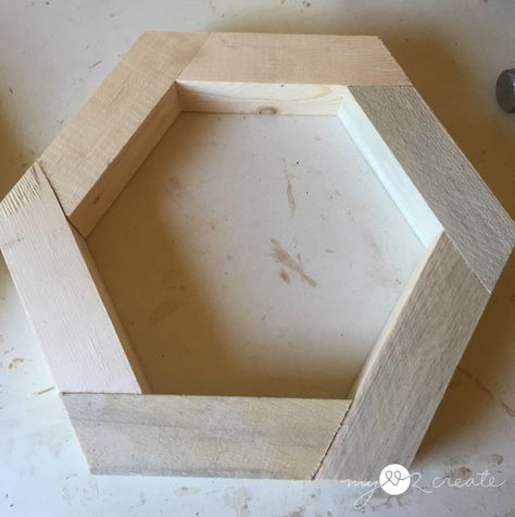 Build your own amazing DIY Hexagon Planters out of your own scrap wood pile!  Free Plans and Tutorial at MyLove2Create. Hexagon Planter, Diy Wood Planters, Koti Diy, Wood Hexagon, Wood Pile, Desain Quilling, Woodworking Project Plans, Scrap Wood Projects, Diy Holz