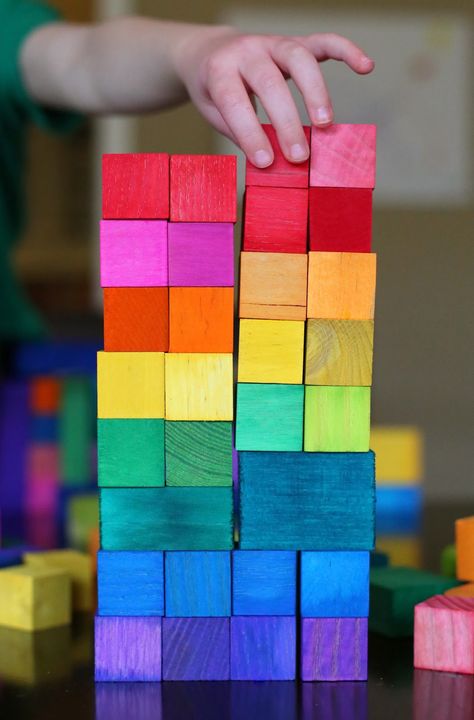 DIY Dyed Rainbow "Grimm" Style Wooden Blocks - super easy method!  A great gift idea! Perlengkapan Bayi Diy, Homemade Christmas Presents, Homemade Birthday Gifts, Diy Gifts To Make, Diy Dye, Rainbow Blocks, Diy Christmas Presents, Sensory Crafts, Handmade Charlotte