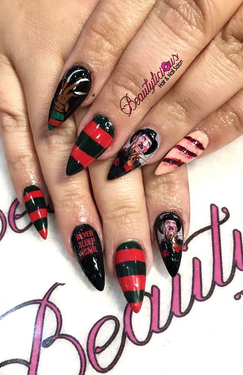 Freddy Krueger Nails, Scary Halloween Nails Design, Ongles Halloween, Spooky Houses, Scary Nails, Halloween Nail Ideas, Funky Nail Designs, Horror Nails, Cartoon Nails