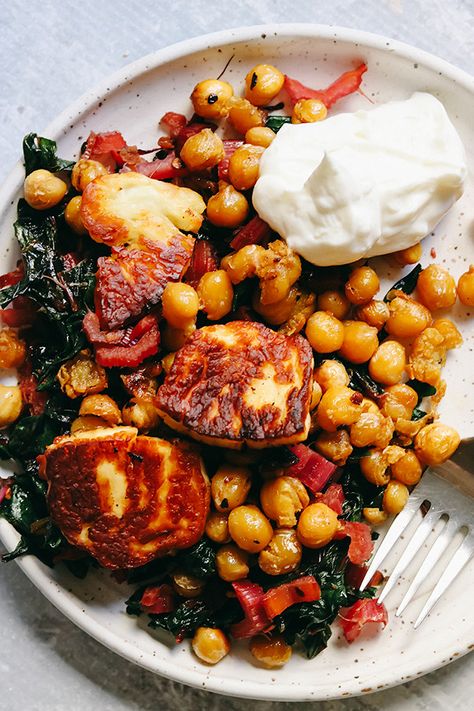 Halloumi Bowl, Haloumi Recipes, Arabisk Mad, Wilted Greens, Fried Halloumi, Crispy Chickpeas, Yogurt Sauce, Think Food, Vegetarian Dinner