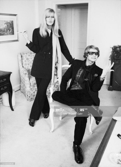 ♥Yves in New York, 1968 - French fashion designer Yves Saint Laurent and... New york 9/68 open rive gauche Betty Catroux Style, Betty Catroux, 60s Vibes, Vintage Ysl, French Fashion Designers, Catherine Deneuve, Fashion Icons, Rive Gauche, Parisian Chic