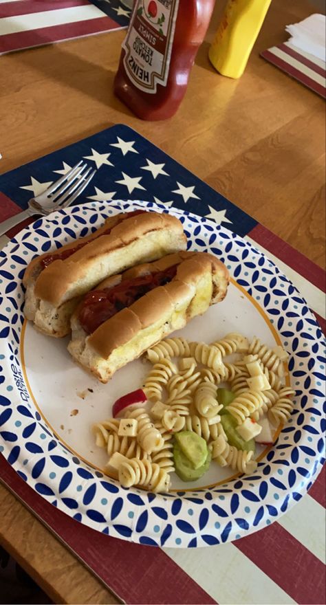 Usa Lunch Food, American Food Restaurant, American Lunch, Simon Dinner In America, Dinner In America, Pasta Salad Italian, Hot Dog Buns, Lunch Recipes, Hot Dogs