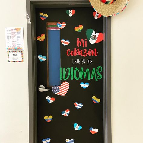 Spanish Club Bulletin Board, Latino Heritage Month Door Decorations, Spanish Heritage Door Decorations, Classroom Themes Spanish, Spanish Classroom Themes, Bulletin Board Ideas In Spanish, Latin Classroom Decorations, Spanish Christmas Door Decor For School, Spanish Class Door Decorations