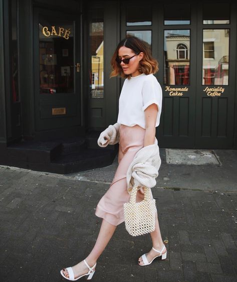 Satin Skirt Street Style, Pink Satin Skirt Outfit, Satin Skirt Outfit Casual, Pink Satin Skirt, Satin Skirt Outfit, Instagram Popular, New Trainers, Slip Skirts, Popular People