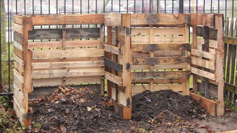 How to Build a Composting System from Pallets Garden Pallet Decorations, Composting System, Compost Bin Pallet, Making A Compost Bin, Hanging Planter Boxes, Compost Bin Diy, Vertical Succulent Gardens, Diy Compost, Funky Junk Interiors