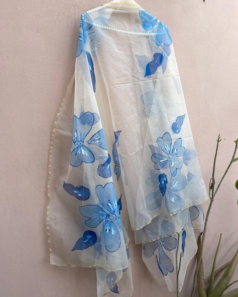 Organza Hand Painted Dupatta, Dress Desgines, Hand Painted Dupattas, Handpainted Dupattas, Dupatta Painting, Painted Suits, Fabric Paint Diy, Painting Flowers Tutorial, Fabric Painting On Clothes