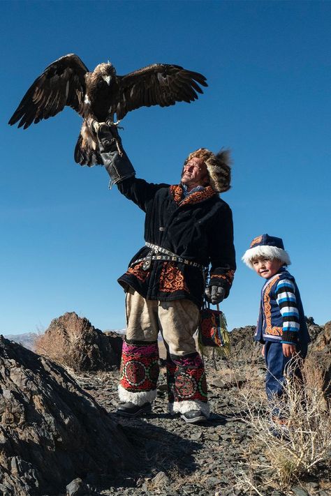 Mongolian People, Eagle Hunter, Altai Mountains, Indigenous Tribes, Muddy Paws, First Humans, Wild Nature, Bird Photo, Travel Tours