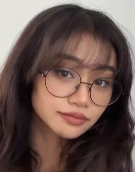 Fringes On Round Faces, Hair Bangstyle For Round Face, Bangstyle Hair Long Glasses, Cute Front Bangs, Aesthetic Wispy Bangs, Wispy Bangs Round Face Small Forehead, Bangs For Round Face With Glasses, Fringe Bangs For Round Face, Bangstyle Hair Long Round Face Wispy