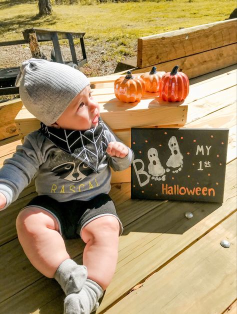 Halloween Ideas For Infants, Newborn Halloween Activities, My First Halloween Picture Ideas, Halloween Crafts For Newborns, Diy Halloween Baby Photoshoot, 1st Halloween Crafts, Halloween Newborn Crafts, Baby Halloween Painting, Newborn Halloween Craft Ideas