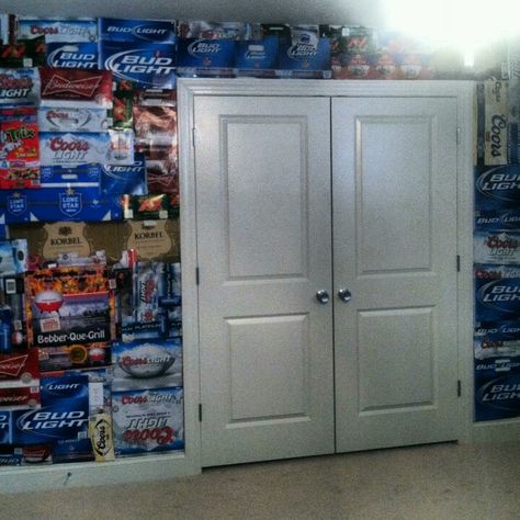 beer boxes decorated wall Eagles Man Cave Ideas, Box Wallpaper, Beer Ideas, Decorated Wall, Girls Apartment, Beer Decorations, College House Decor, Patterned Tile Backsplash, Beer Case