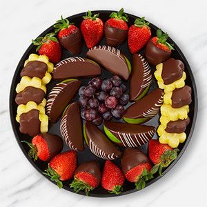 7 Thoughtful (and Delicious) Last-Minute Gift Ideas to Satisfy Any Sweet Tooth Edible Fruit Arrangements, Bbq Pitmasters, Fruit Platter Designs, Fruit Creations, Chocolate Dipped Fruit, Chocolate Covered Fruit, Fruit Arrangements, Edible Arrangements, Chocolate Fruit