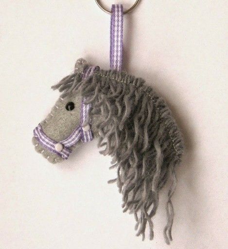 Felt Horse Ornament, Horse Ornaments Diy, Felt Horse, Horse Christmas Ornament, Felt Crafts Christmas, Scrap Fabric Projects, Christmas Horses, Felt Crafts Diy, Animal Sewing Patterns