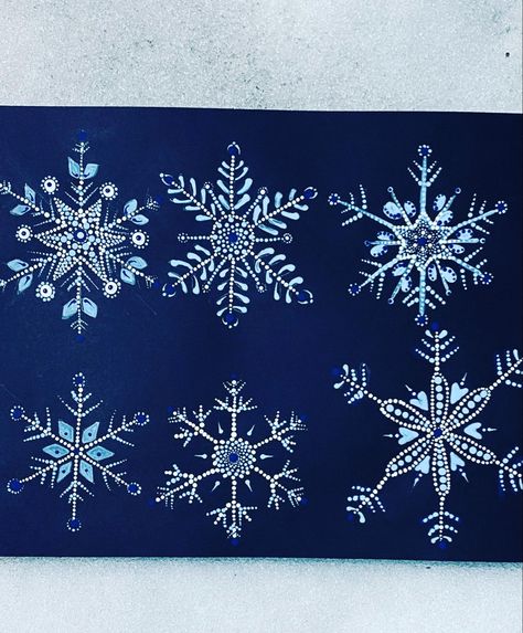 Mandala Dot Painting Snowflake, Dot Painted Snowflakes, Snowflake Painting Canvases, Mandala Snowflake Design, Dot Painting Snowflakes, Snowflake Dot Painting, How To Paint Snowflakes, Dotted Snowflakes, Dot Snowflakes