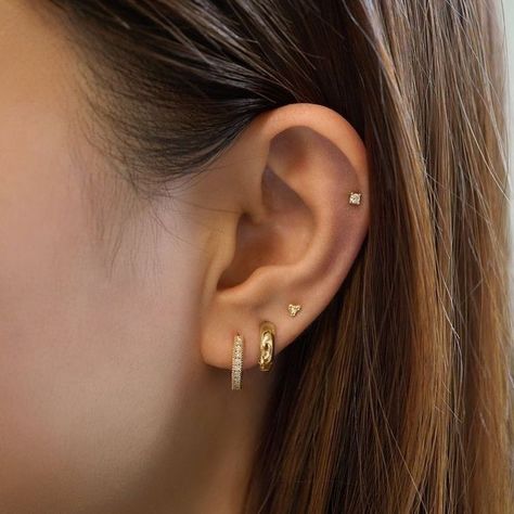 3 Eat Piercings, Gold Earring Placement, Gold Earrings Inspiration, Earrings Up The Ear, Solid Gold Earring Stack, Gold Earings Piercings Ideas, Ear Piercing Ideas Gold Simple, Dainty Huggie Earrings, Gold Earrings Combination