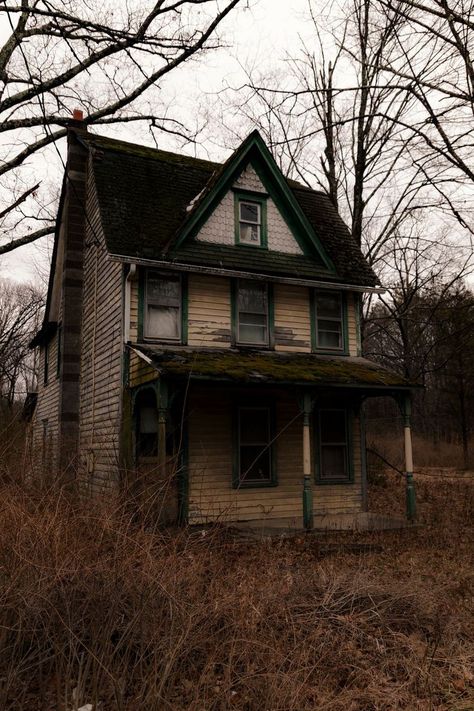 European Castle, Creepy Old Houses, Old Abandoned Buildings, Abandoned Homes, Creepy Houses, Old Abandoned Houses, House Dream, Spooky Places, Dream Mansion