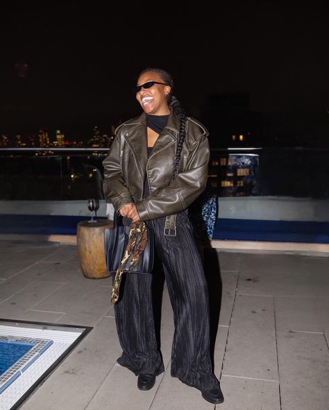 Arial Robinson wear dusty browb faded leather jacket with black plisse pants and loafers during nyfw ss24 Black Plisse Pants Outfit, Plisse Pants Outfit, Plisse Pants, Winter Pants Outfit, The Font, Instagram Girls, Closet Fashion, Night Outfits, Pants Outfit